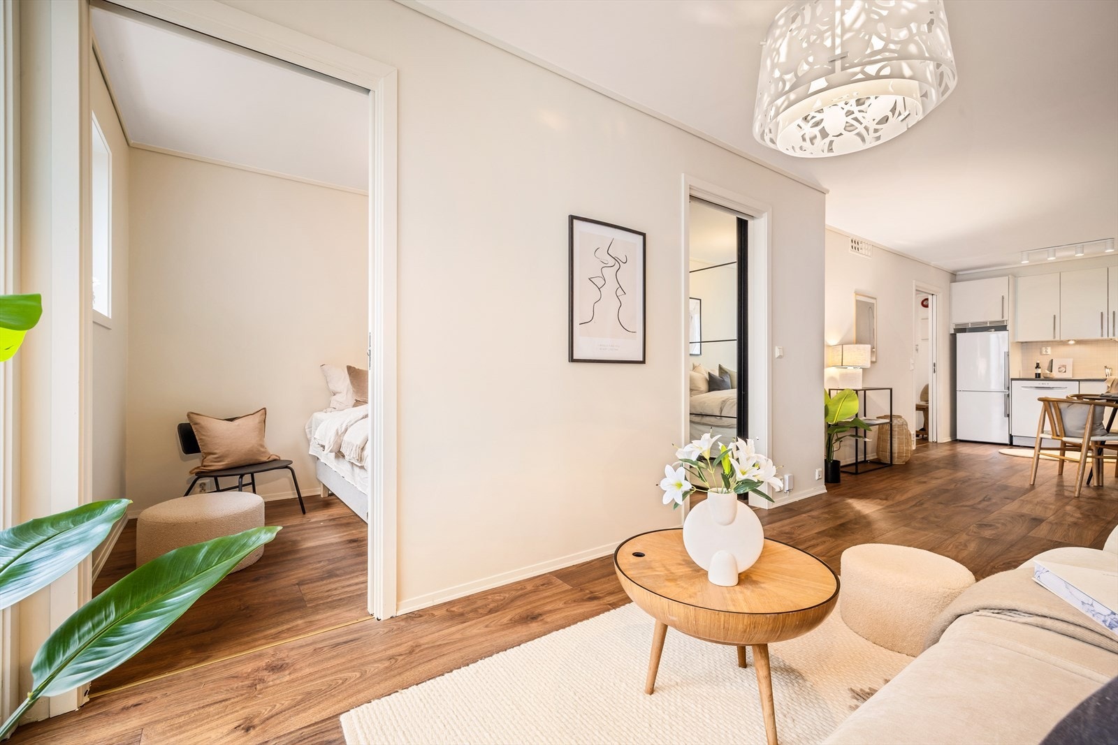 Gulvene er av laminat og veggene ble nylig malt i 2026. Galleribilde