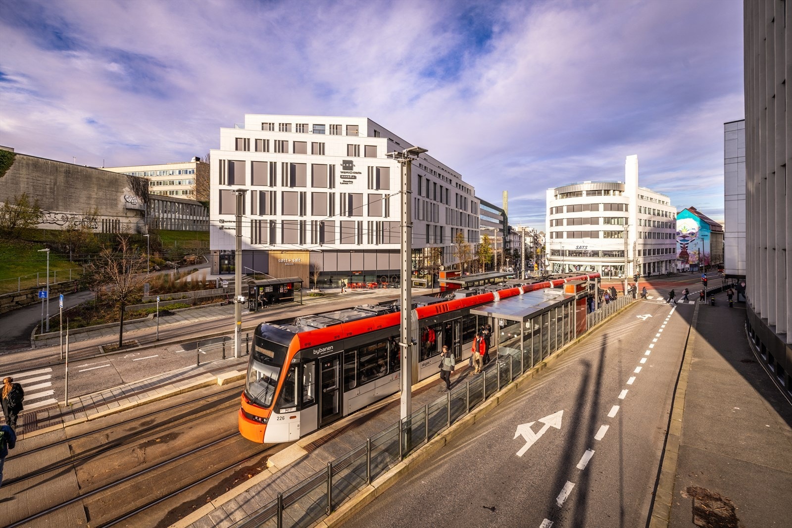 Kollektivtilbudene mange, og bybane eller buss tar deg raskt til HVL og NHH. Galleribilde