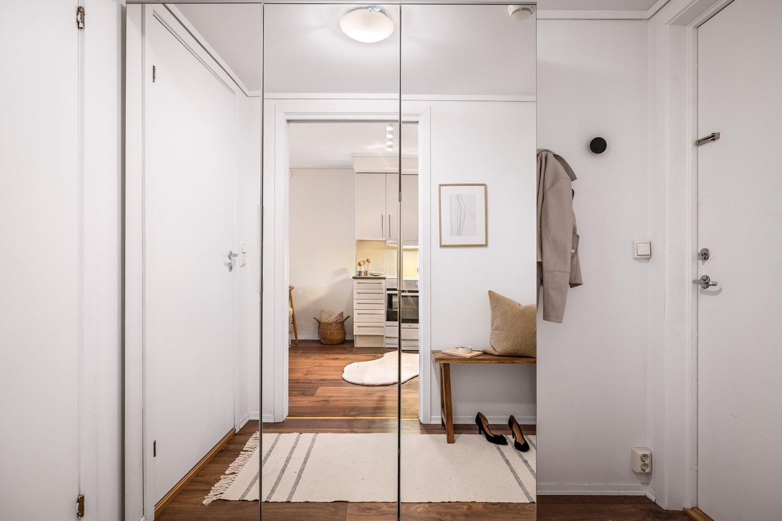 Innbydende entré med plass til oppbevaring av sko og yttertøy. Galleribilde