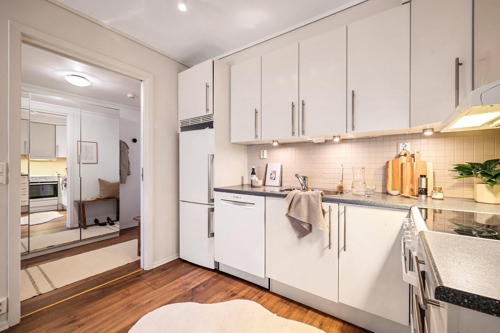 Det er lys og strømuttak under overskap samt opplegg for oppvaskmaskin. Galleribilde