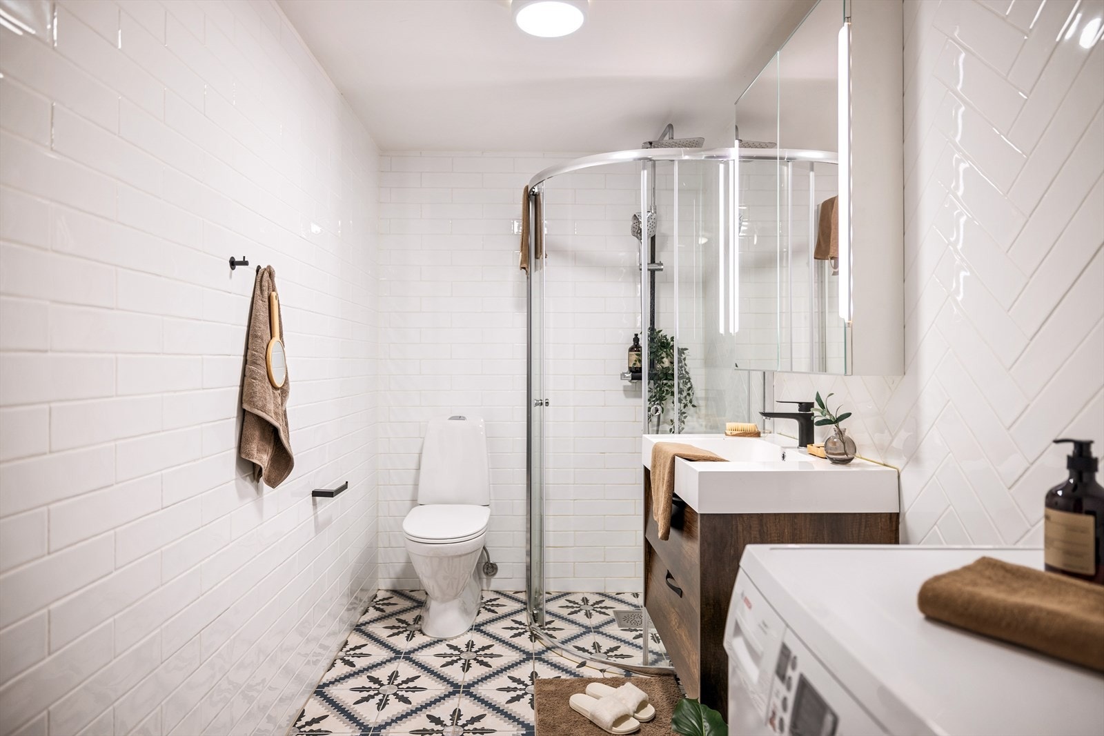 Flott lyst og helfliset bad med varmekabler. Galleribilde