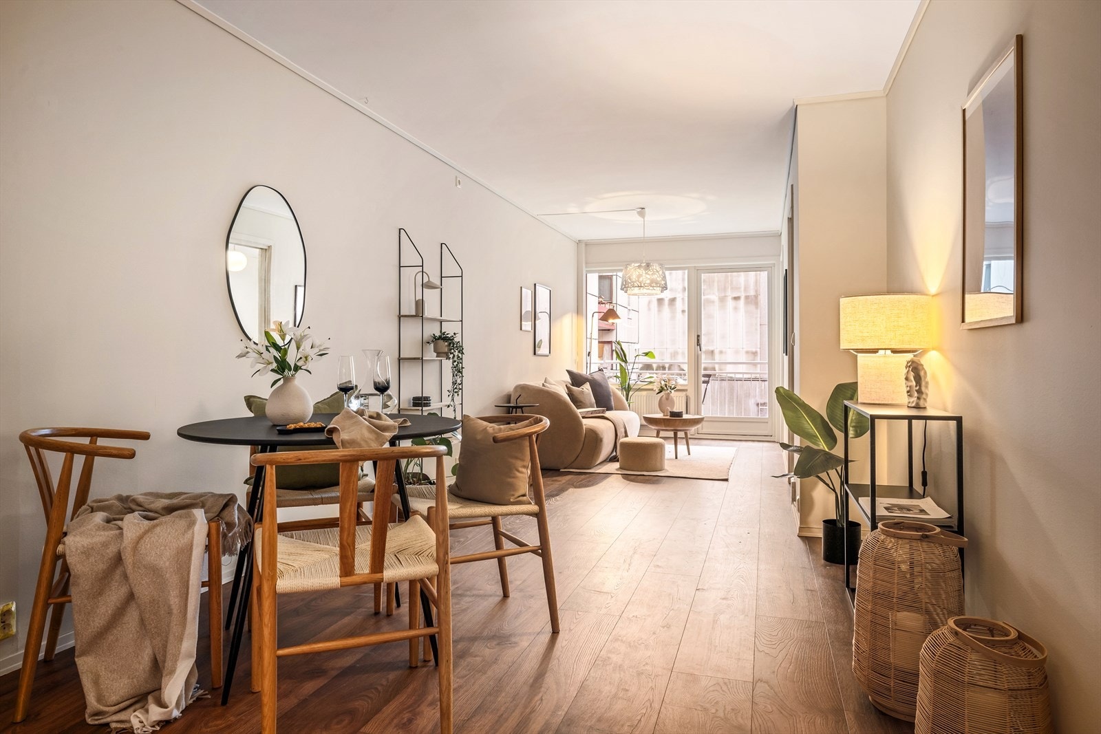 Åpen stue/kjøkken-løsning bidrar til en sosial og luftig atmosfære. Galleribilde