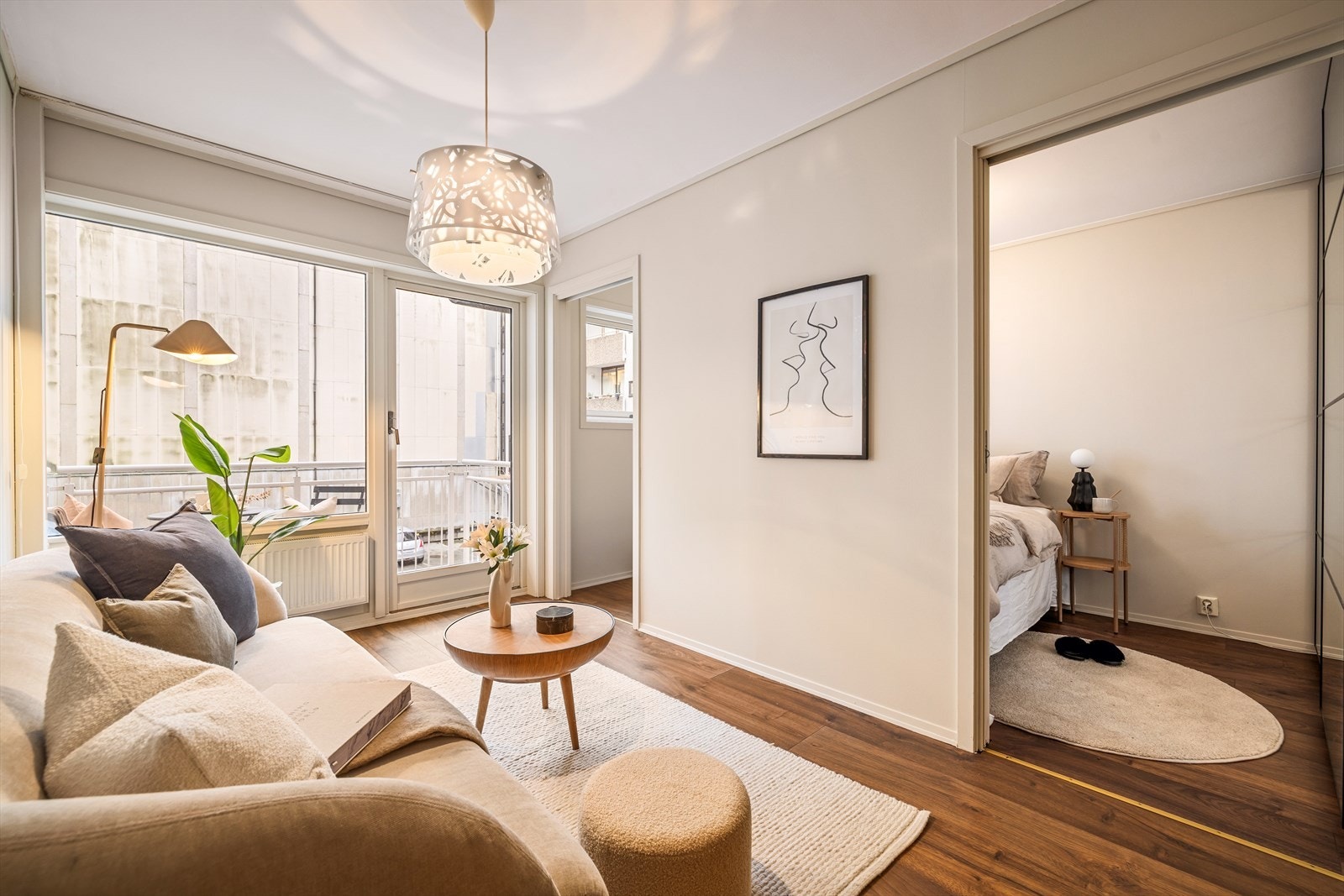 Rommet kan innredes med både sofa-og spisegruppe i tillegg til annen ønsket innredning. Galleribilde