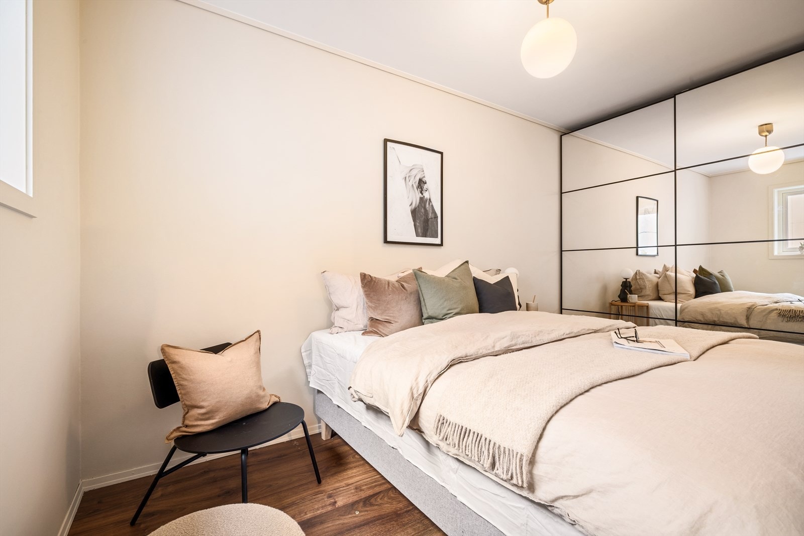 Romslig soverom på ca. 9 m² med plass til seng, garderobe, nattbord og annen ønsket innredning. Galleribilde