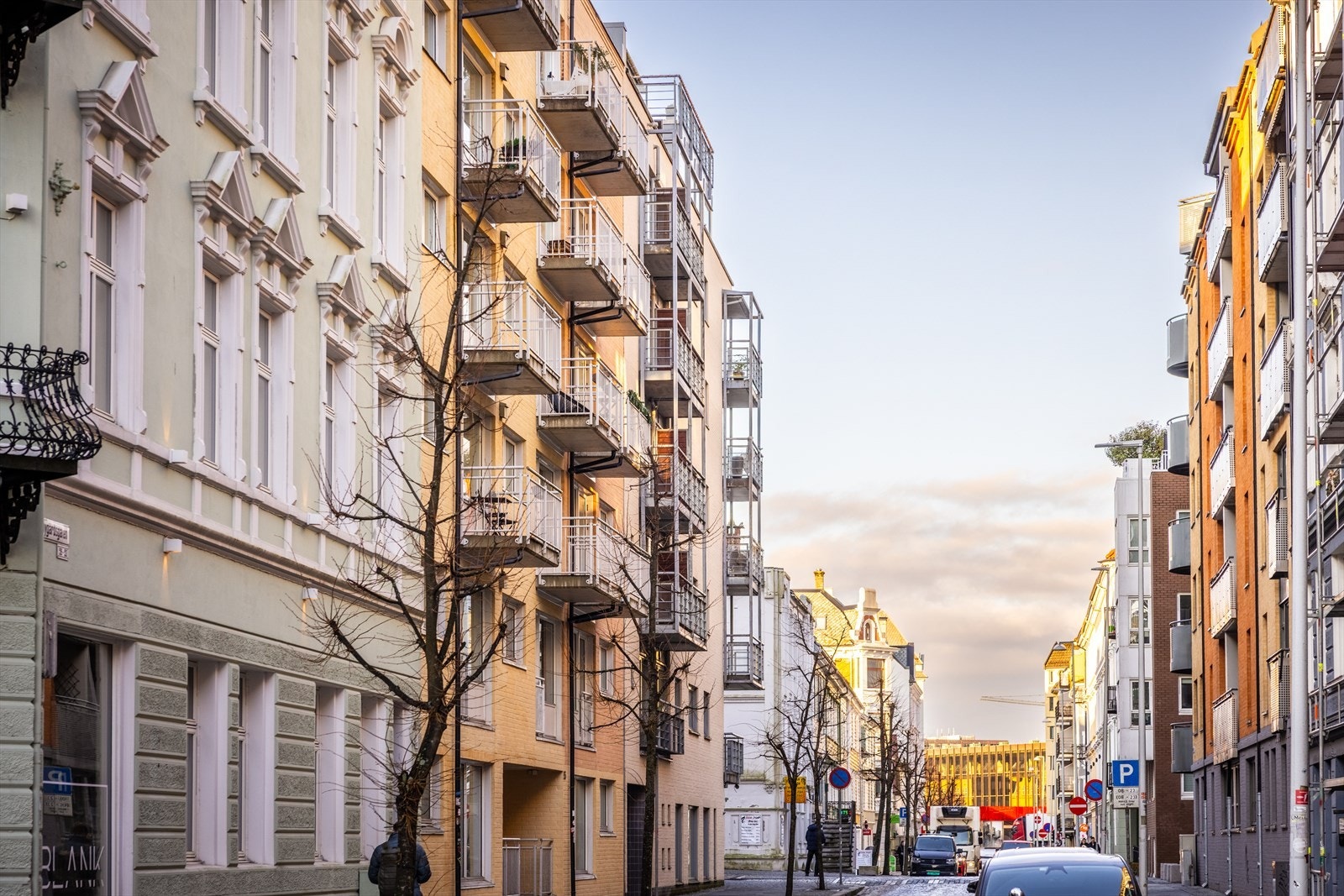 Fra leiligheten er det kun noen minutters gange til både dagligvare, kaféer, restauranter og andre servicetilbud. Galleribilde
