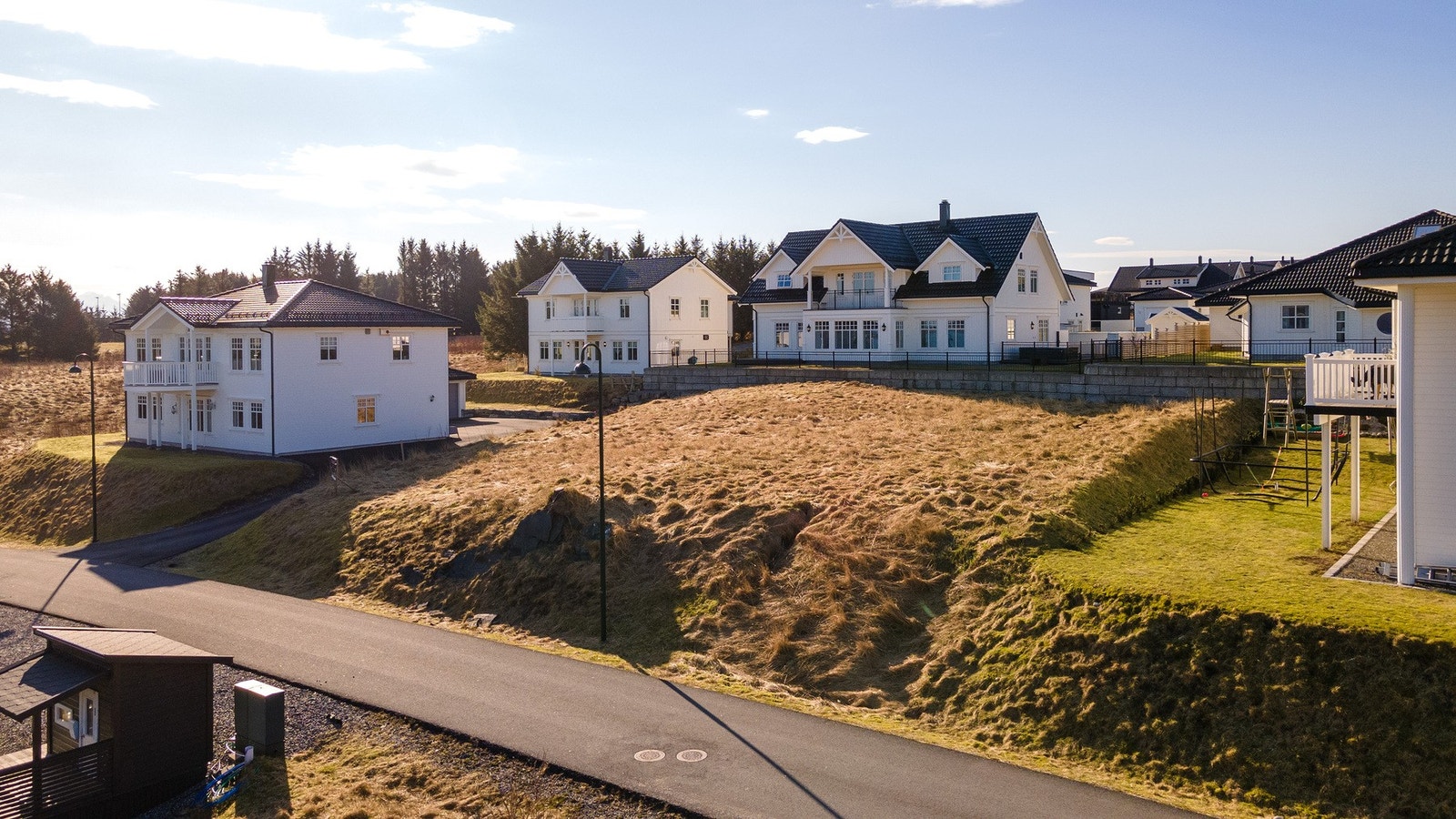 Eiendommen er regulert til boligformål i Reguleringsplan for Sandvika på Roald. Galleribilde