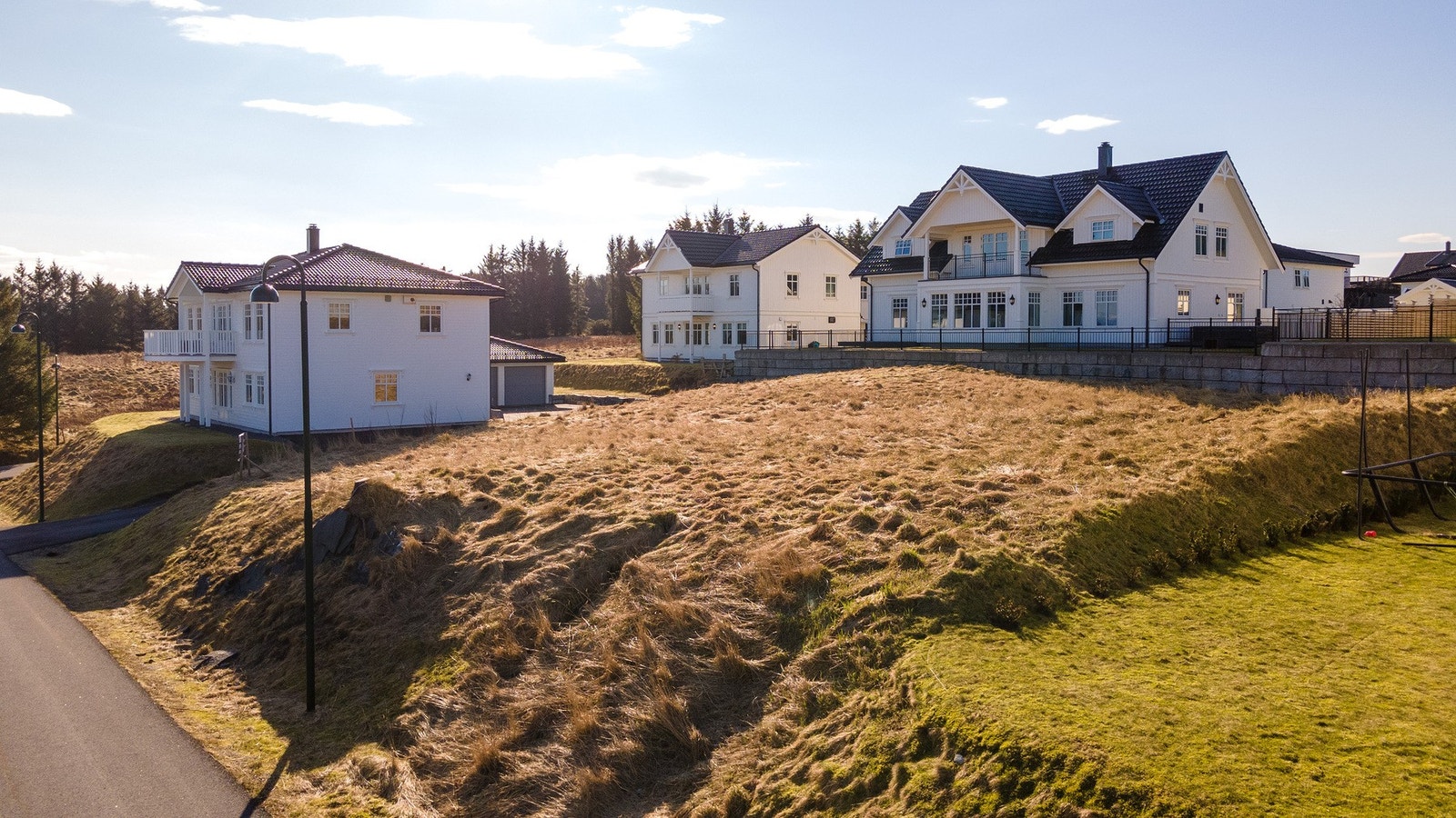 Det er ikke krav til valg av hus type/byggefirma, en står derfor fritt til å søke kommune om å bygge etter eget ønske innenfor gjeldende regulering. Galleribilde