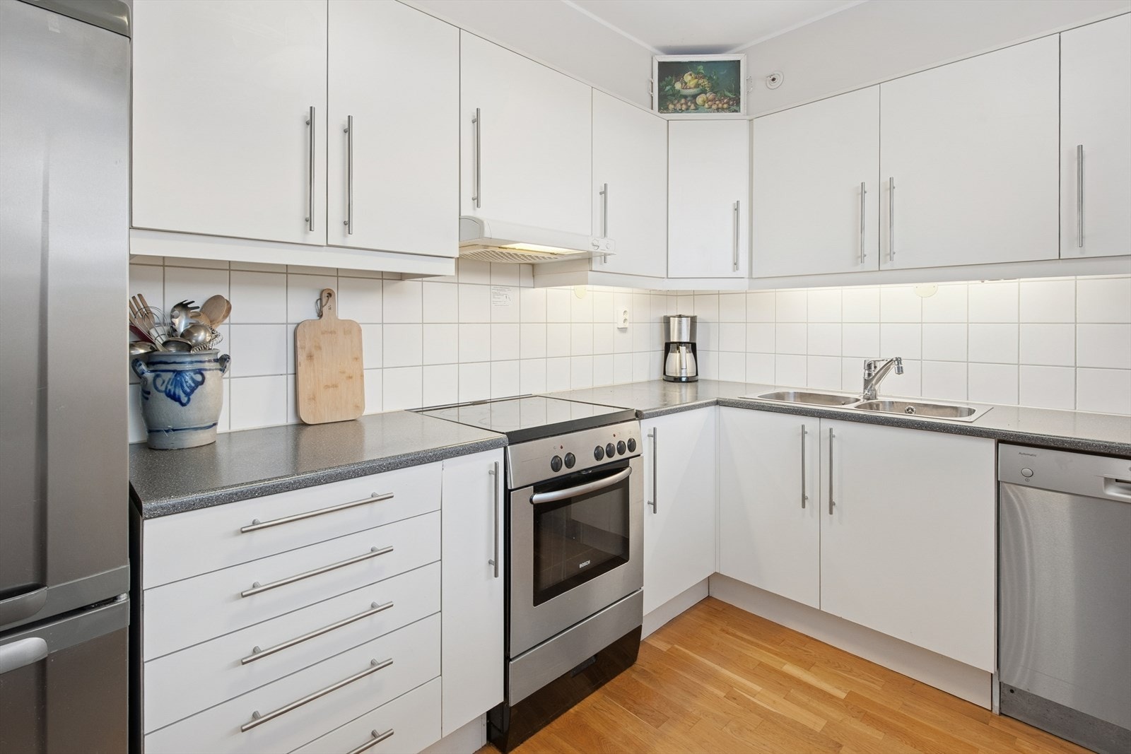 Kjøkkenet er praktisk utformet med gode arbeidsflater og rikelig med skapplass. Galleribilde