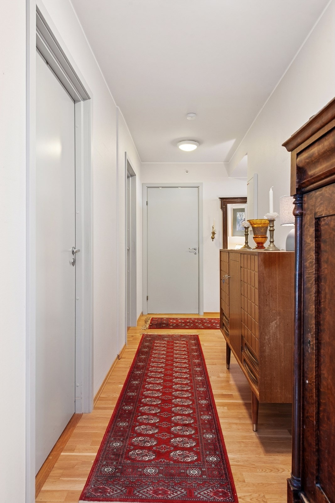 Velkommen inn i en lys entré med plass til å henge fra seg yttertøy. Galleribilde