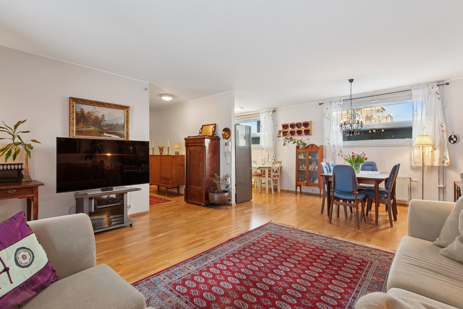 Leiligheten har en åpen og sosial planløsning mellom stue, spisestue og kjøkken. Galleribilde