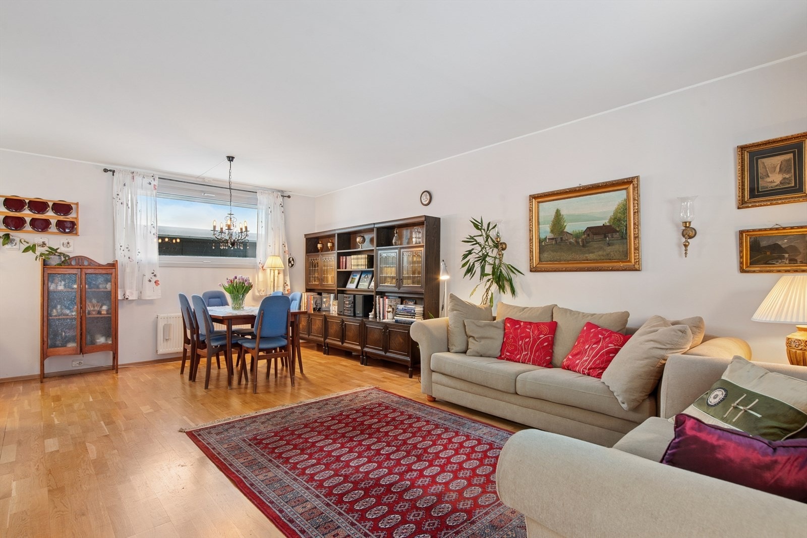 Stuen er romslig og gir god plass til både sofagruppe og spisebord. Galleribilde