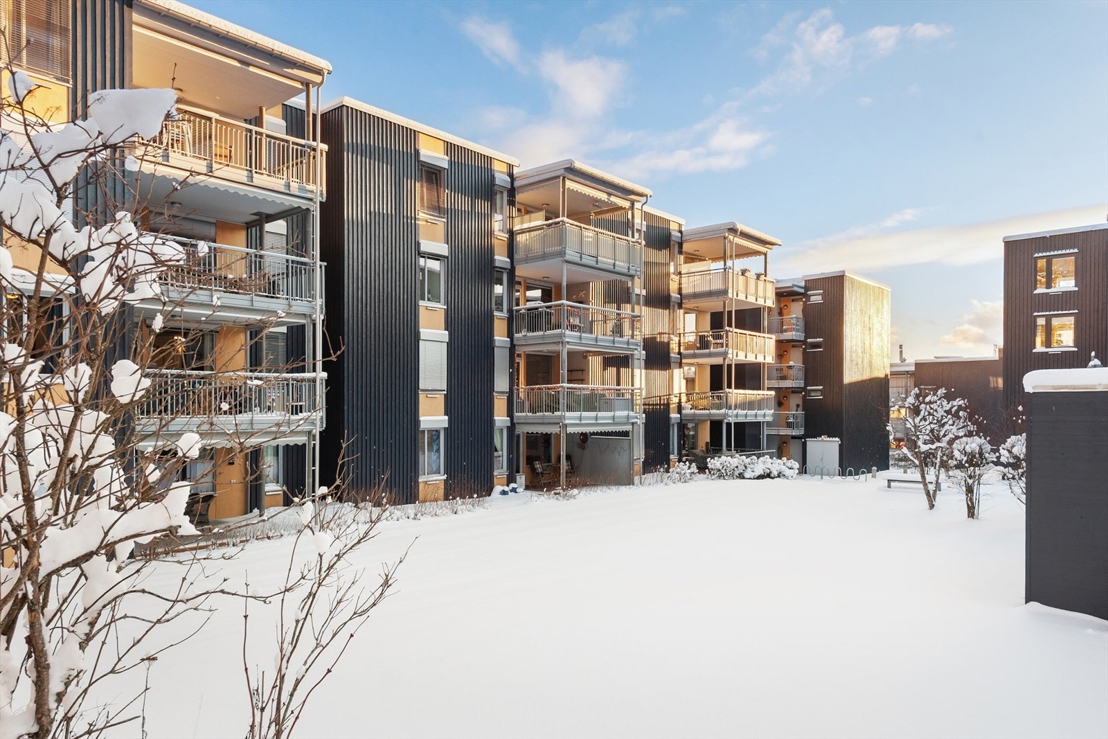 Leiligheten ligger i et bygg som har en moderne fasade med en kombinasjon av tre- og metallkledning. Galleribilde