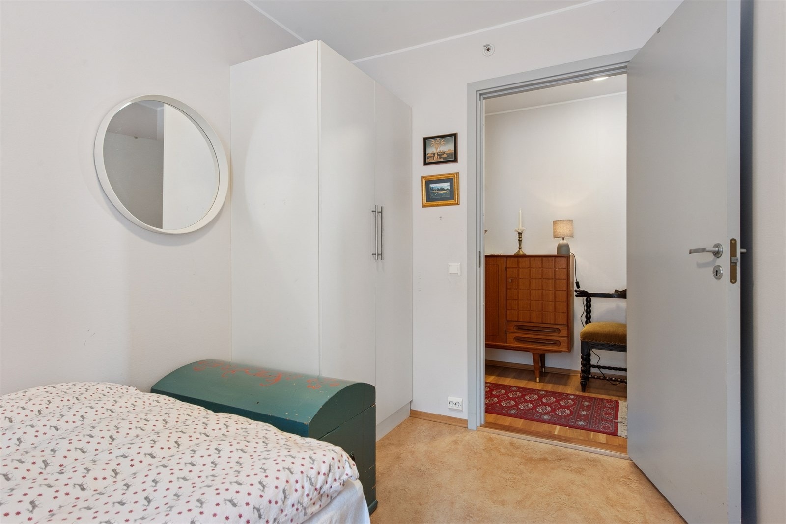 Rommet har plass til både seng og garderobeløsning for oppbevaring. Galleribilde