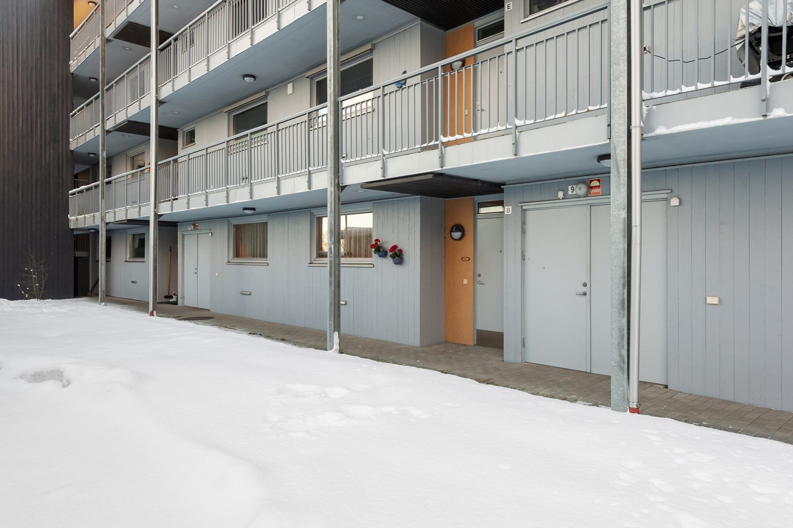 Leiligheten har enkel adkomst fra bakkeplan via svalgang. Galleribilde
