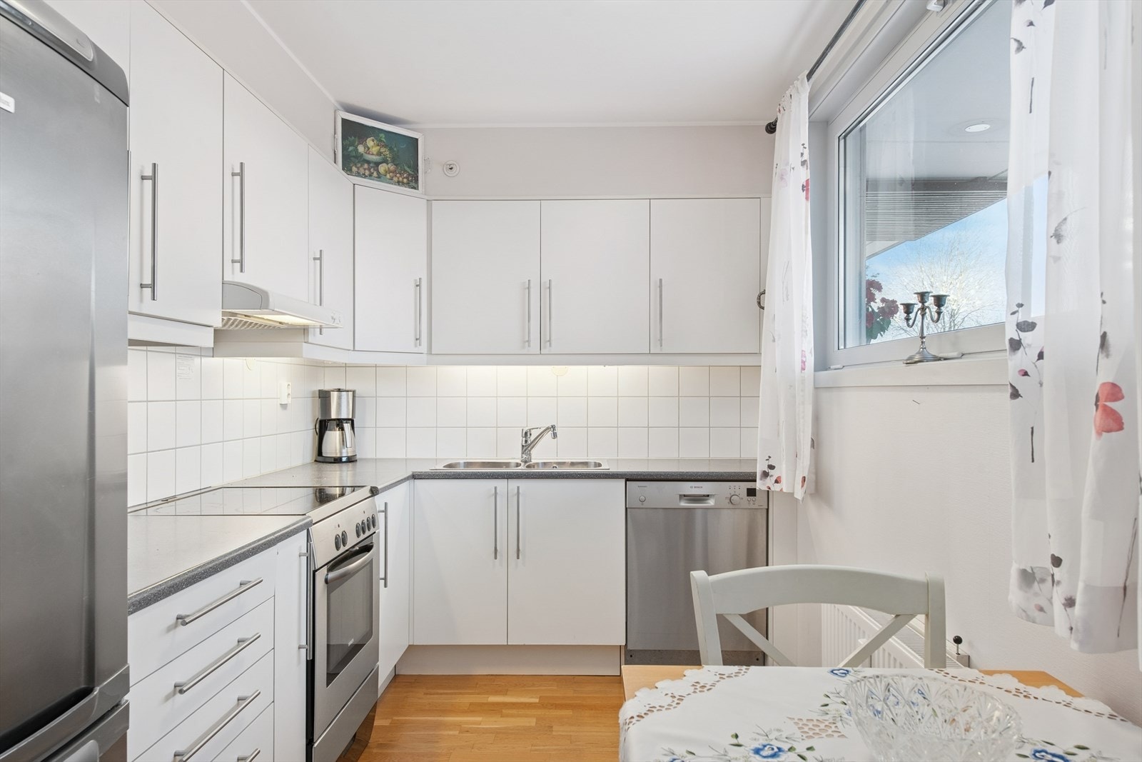 Kjøkkenet har en egen krok med plass for en hyggelig frokostplass. Galleribilde