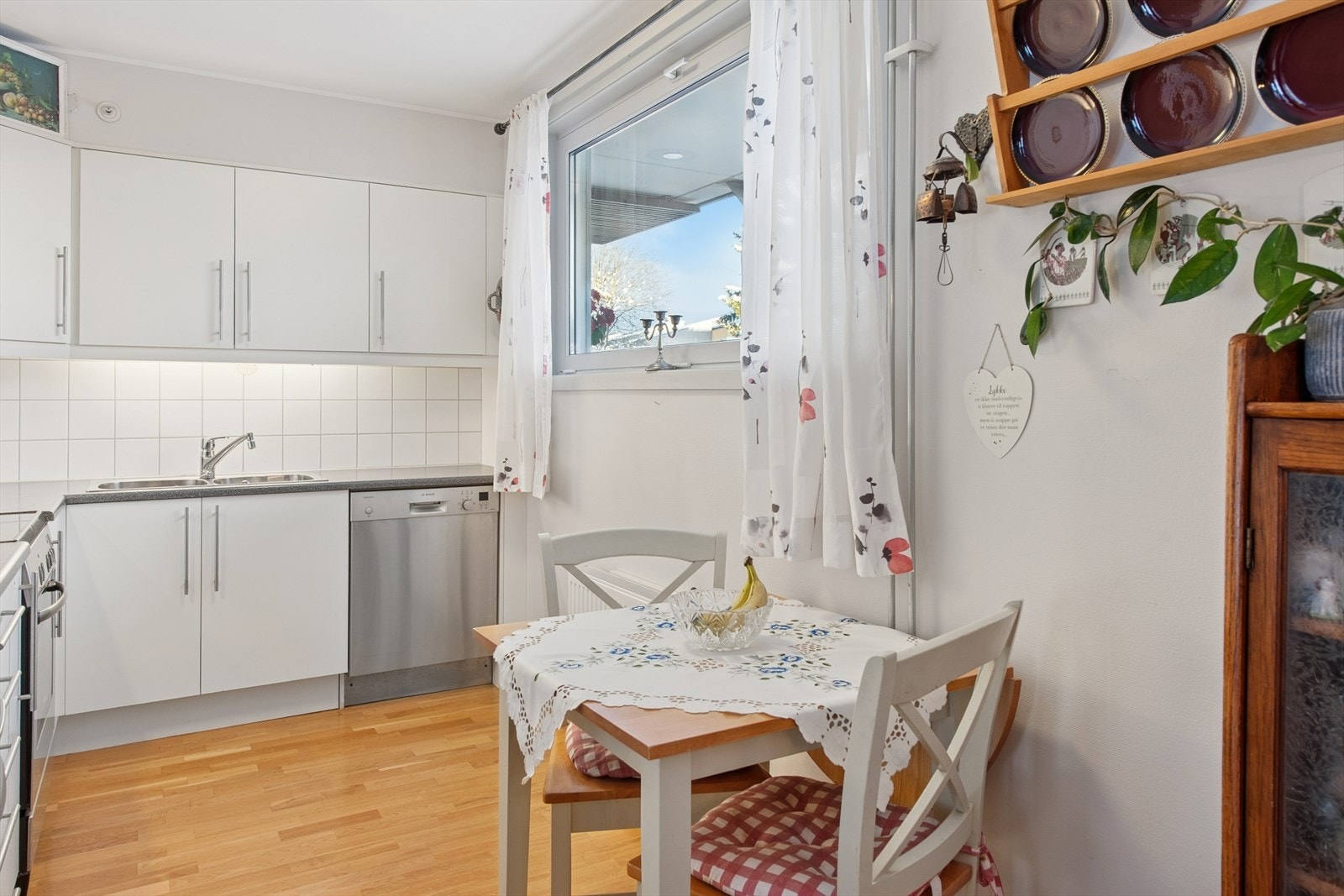 Innredningen er holdt i lyse, tidløse farger med laminat benkeplate. Galleribilde