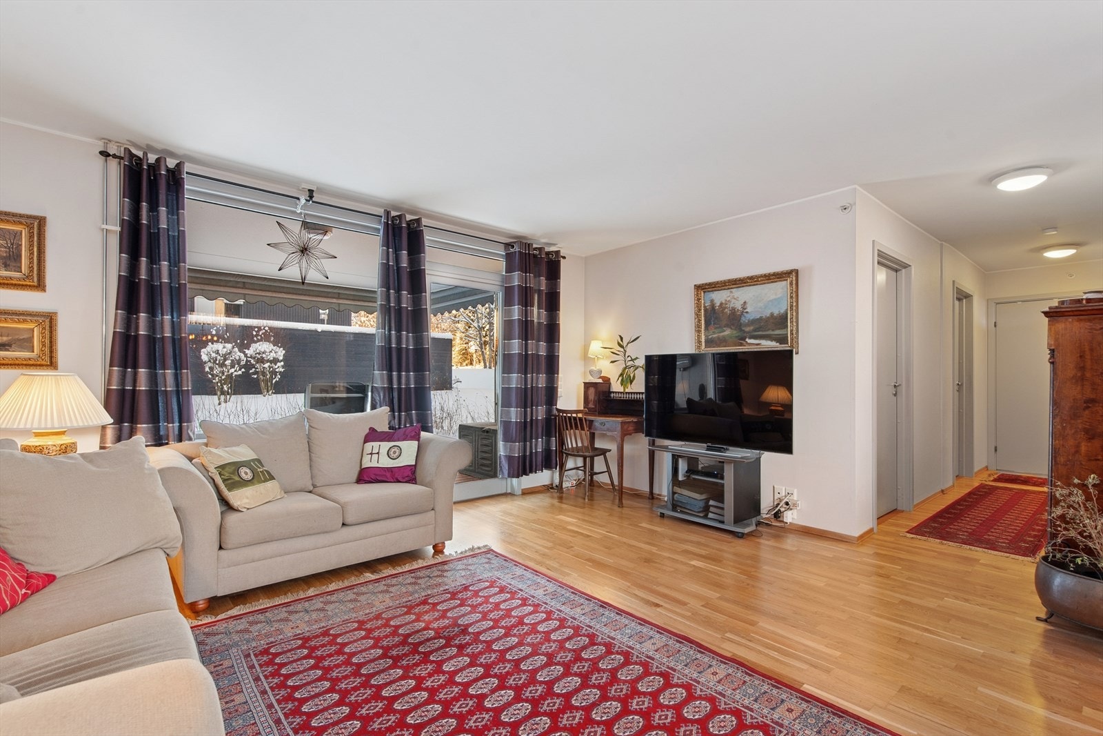 Fra stuen er det direkte utgang til en romslig, overbygget terrasse. Galleribilde