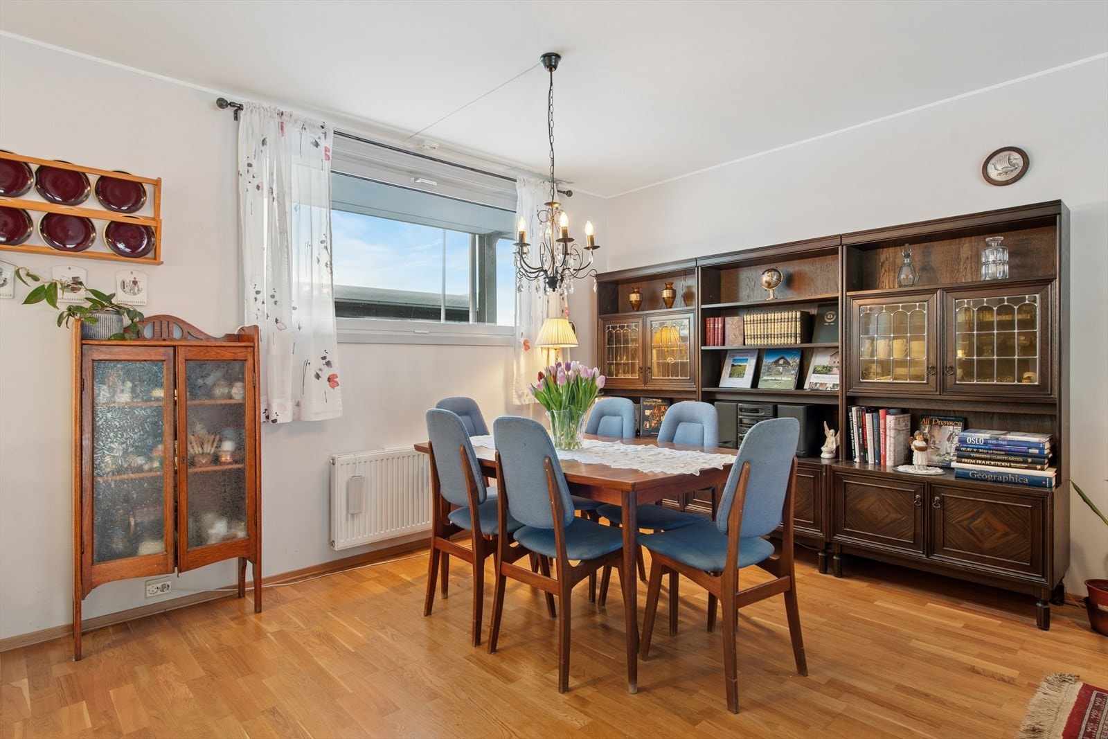 Spisestuen er en naturlig del av oppholdsrommet, med nærhet til kjøkkenet. Galleribilde