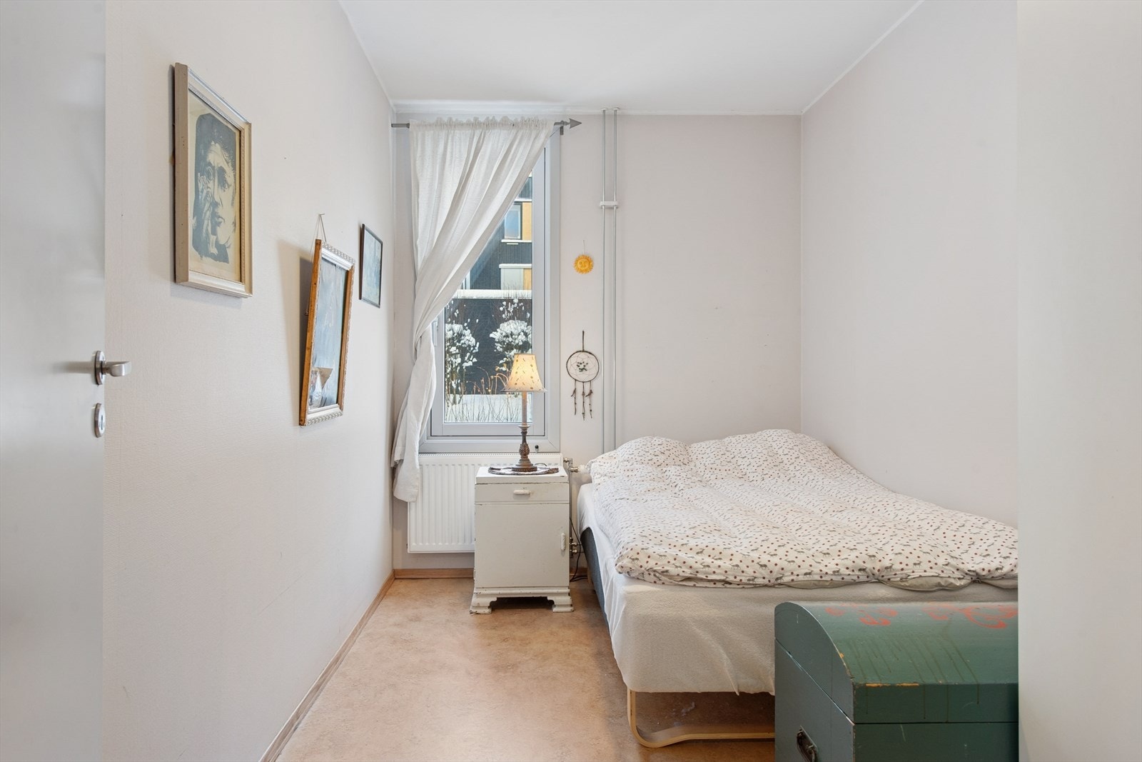 Soverommet er lyst og vender ut mot rolige fellesarealer. Galleribilde