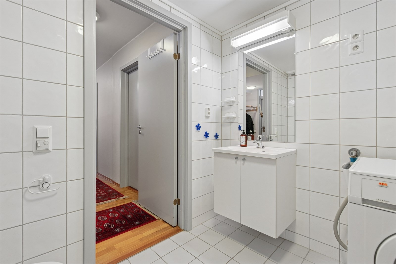 Badet er praktisk plassert i tilknytning til gangen og soverommene. Galleribilde