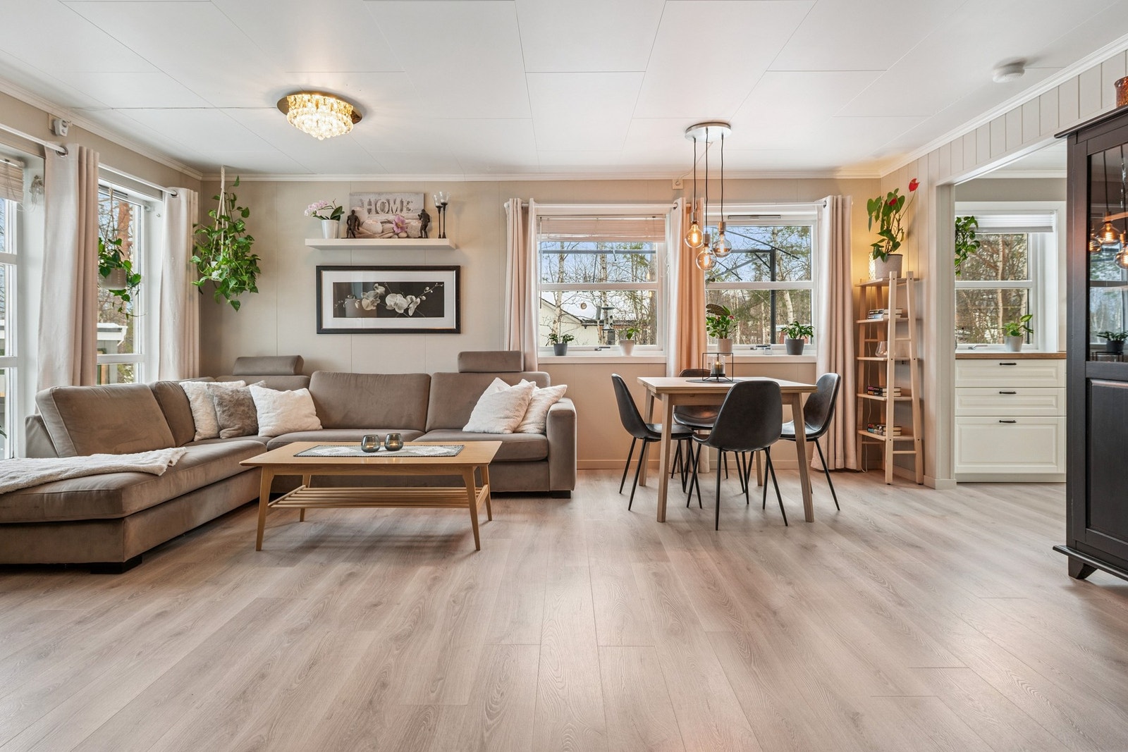 EIE eiendomsmegling ved Steve Klodiussen og Amrinder Singh har gleden av å presentere Kantarellvegen 8. (Foto: Martin Dalen, EFKT) Galleribilde