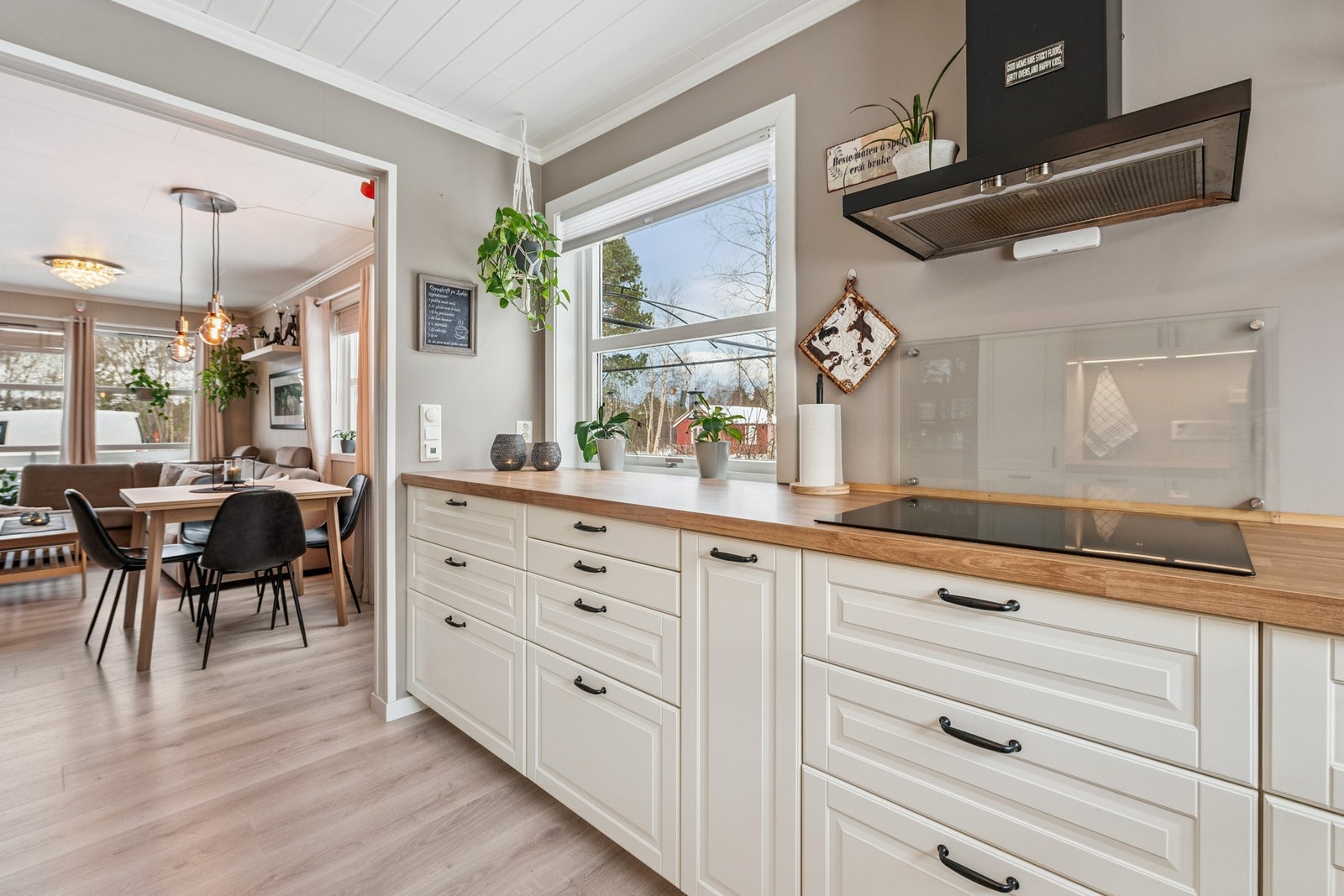 Kjøkkenet har integrerte hvitevarer som stekeovn, platetopp, oppvaskmaskin, mikrobølgeovn og kjøleskap med fryser. Galleribilde