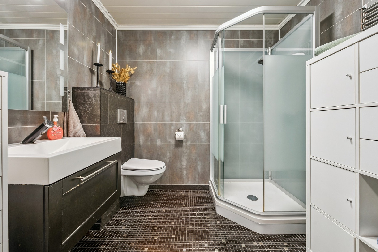 Baderom med flislagt gulv med varme som ble oppgradert i 2011. Galleribilde