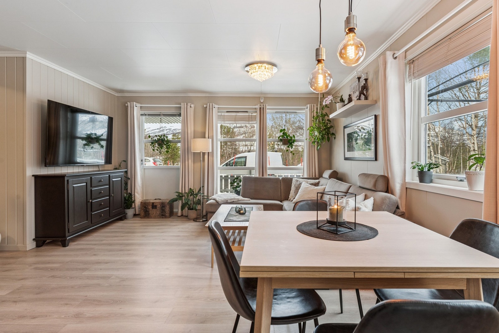 Lys og luftig stue som måler 25 kvm. I 2025 hadde boligen et strømforbruk på 13 687 kWh. Galleribilde