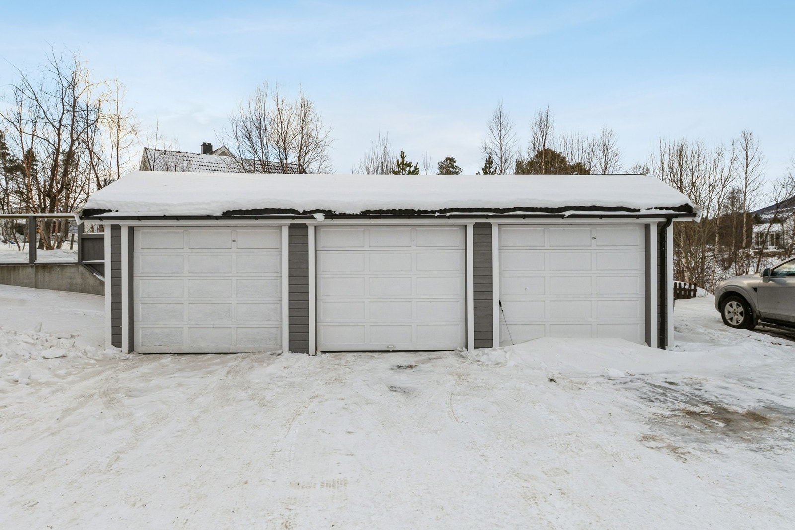 Leiligheten disponerer den midterste garasjen. Galleribilde