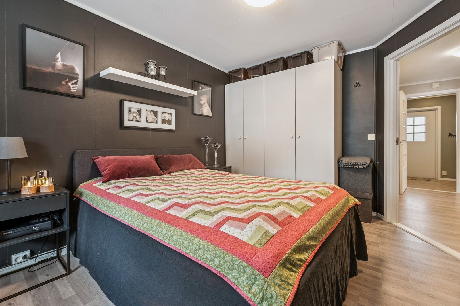 Her har du god plass til å innrede med dobbeltseng, garderobeskap og tilhørende møblement. Galleribilde