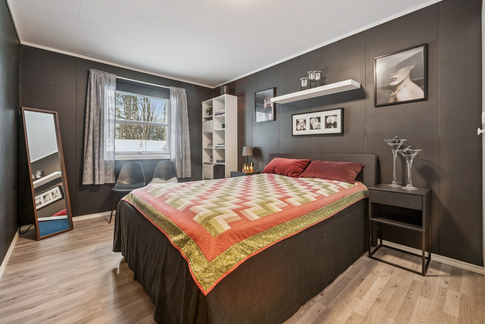 Leiligheten har to soverom av god størrelse. Det største soverommet måler ca. 12,5 kvm. Galleribilde