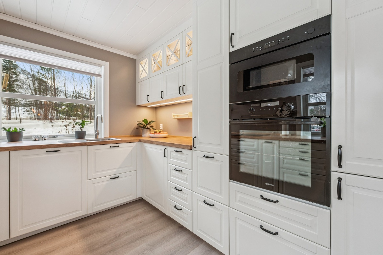 Kjøkkenet oppleves som romslig og byr på godt med arbeidsplass. Galleribilde