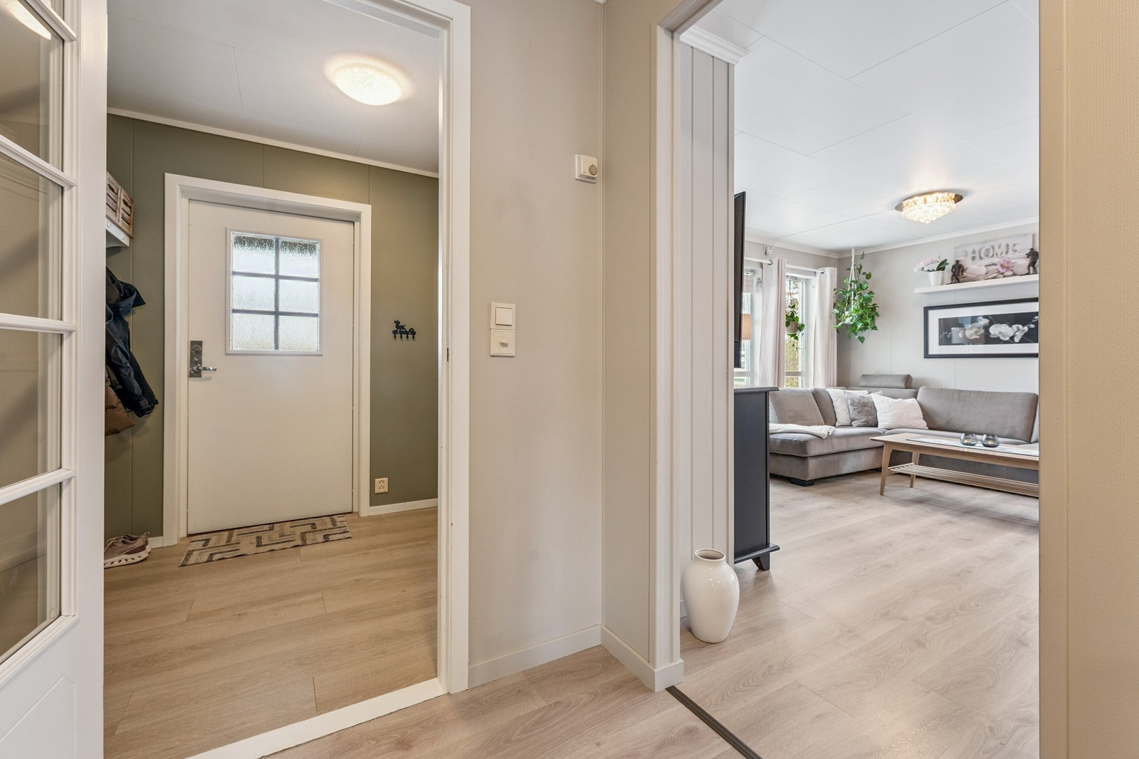 Boligen har en attraktiv og sentral plassering i et veletablert boligområde like sør for Oppdal sentrum. Galleribilde