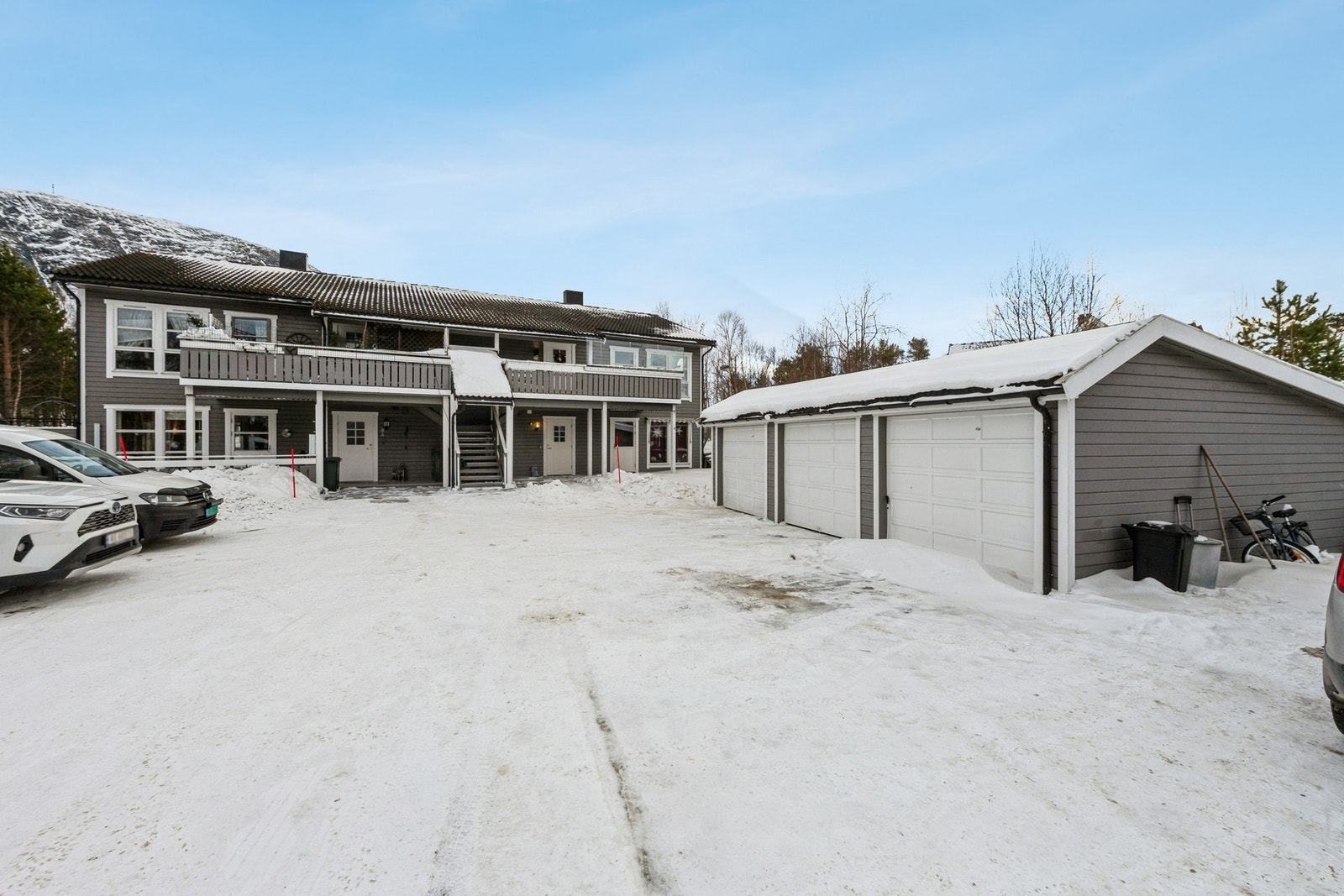 I nærområdet finnes skoler for alle klassetrinn, barnehager, servicetilbud og et variert utvalg av butikker, kafeer og kulturtilbud, noe som gjør hverdagen både enkel og praktisk. Galleribilde