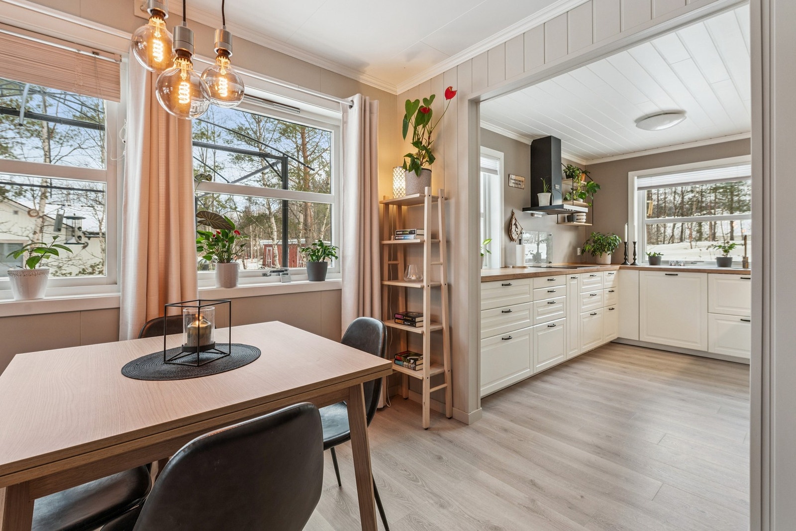 Spisegruppen finner sin naturlige plass mellom stuen og kjøkkenet. Galleribilde