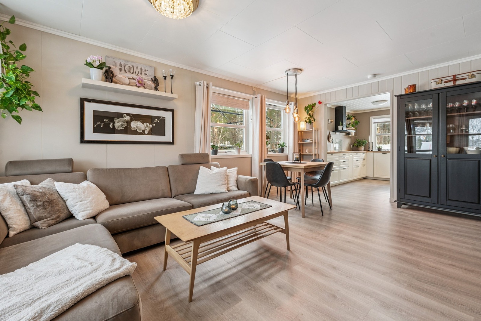 De store vinduene gir rikelig med naturlig lysinnslipp. Det er gulvvarme i entré, gang, stue og kjøkken. Galleribilde