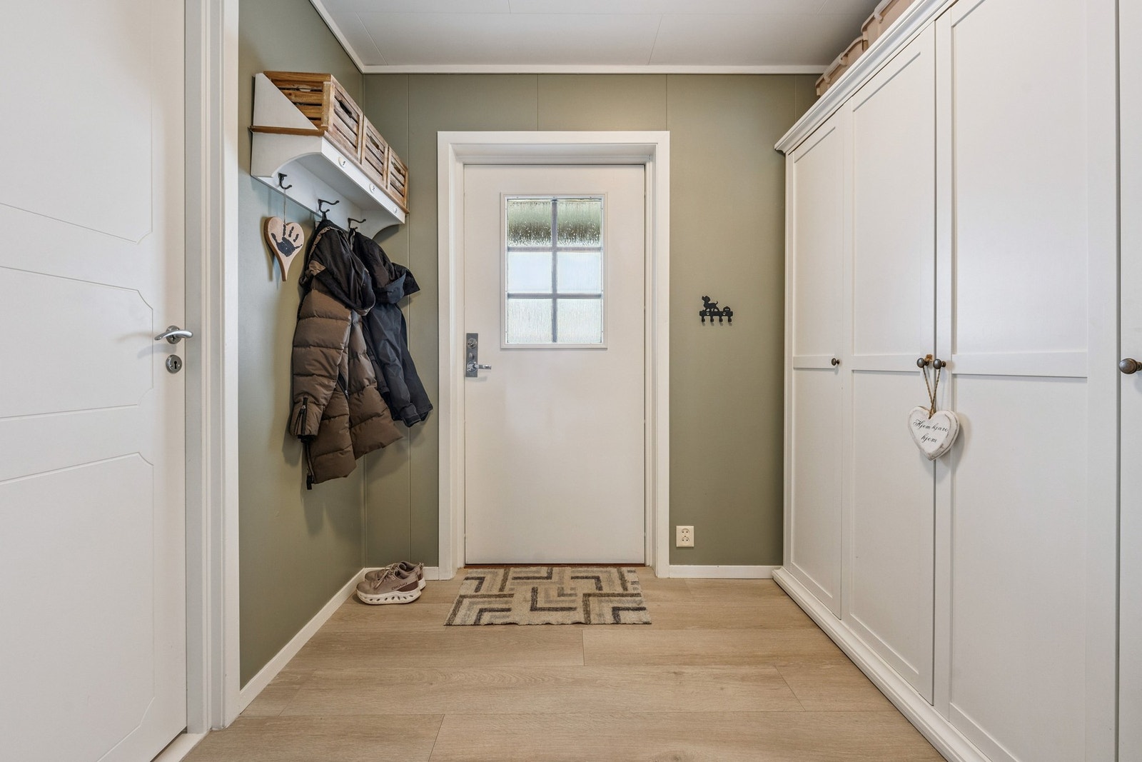 Entré med ryddig adkomst og gode oppbevaringsmuligheter for yttertøy og sko. Galleribilde
