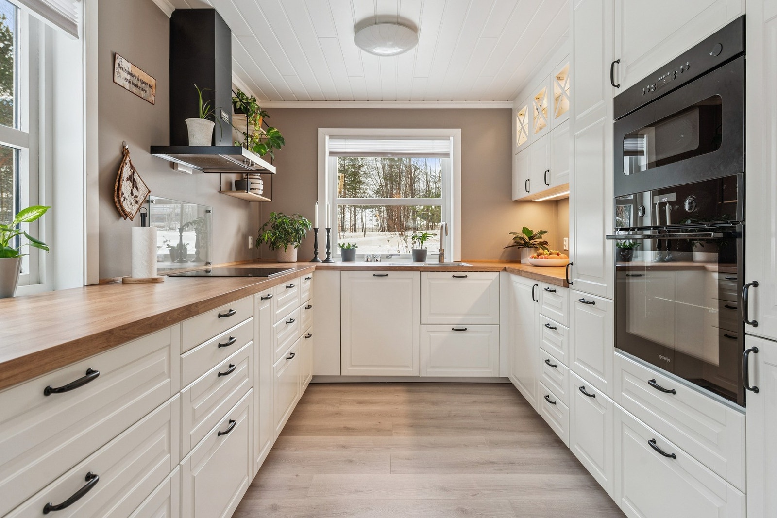 En innbydende 3-roms selveierleilighet med en gjennomgående god standard. Galleribilde