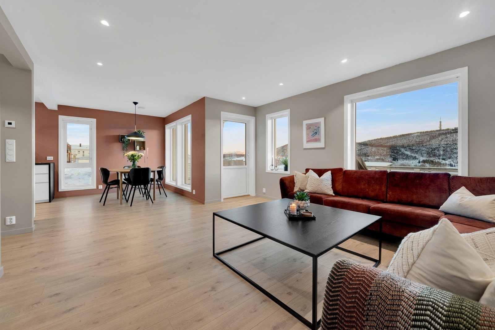 - Innbydende stue med slette stilrene overflater og godt med lysinnslipp. Galleribilde