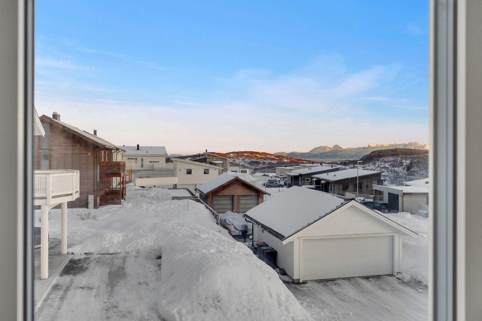 .... nydelig utsikt med fjell og fjord som bakgrunnsbilde. Galleribilde