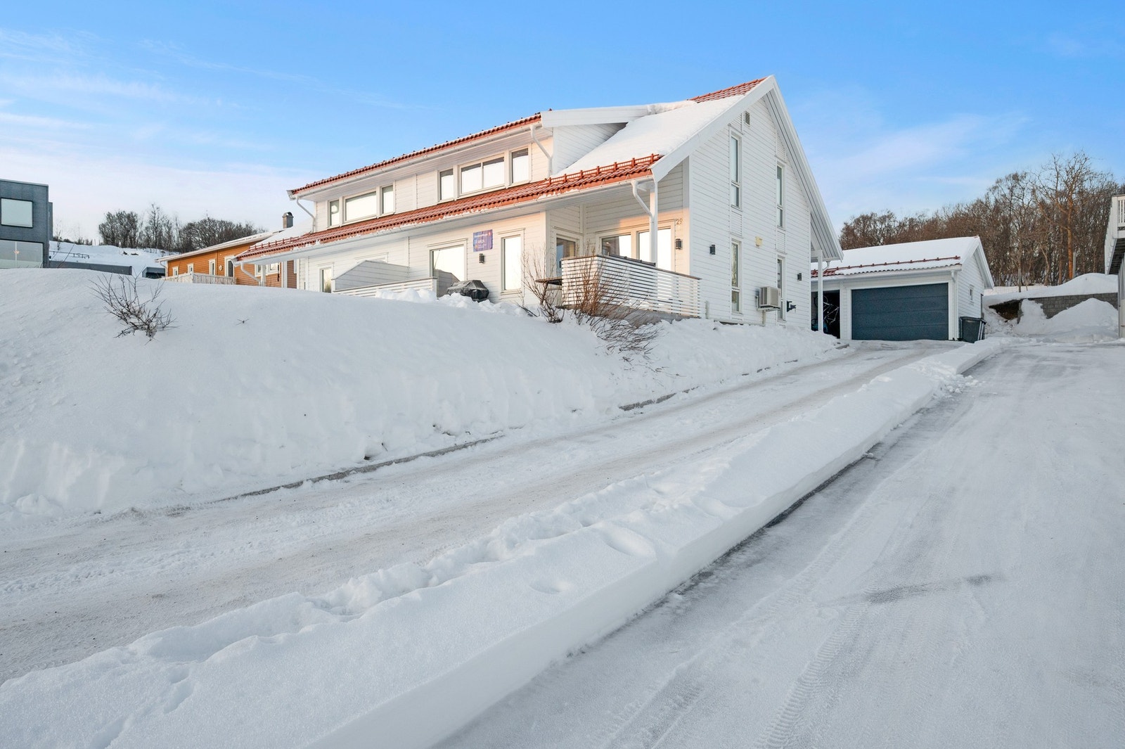 - Ønsker dere hjertelig velkommen til hyggelig visning. Galleribilde