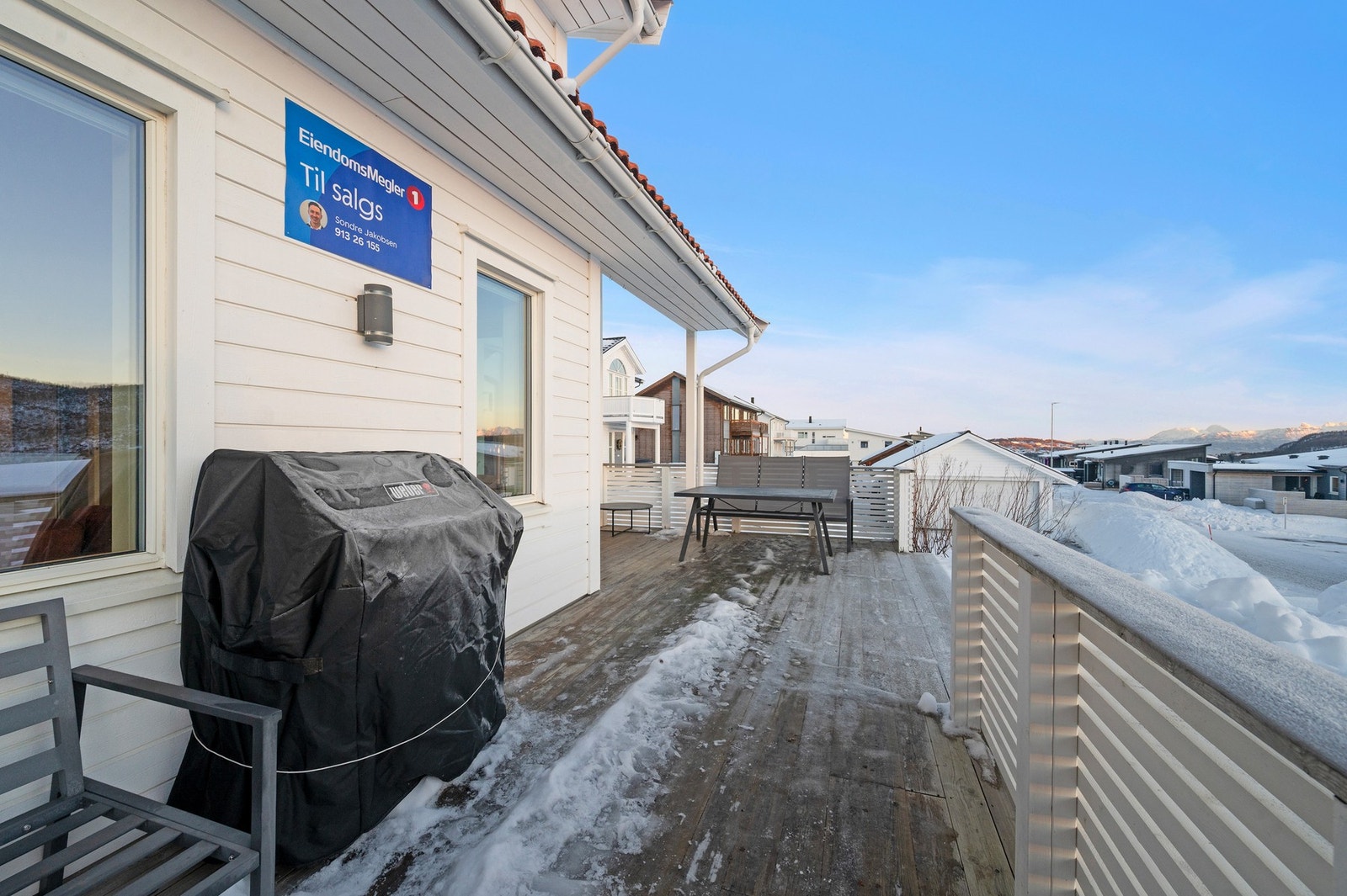 - Flott terrasse med utgang fra stue med trapp ned til hage. Galleribilde