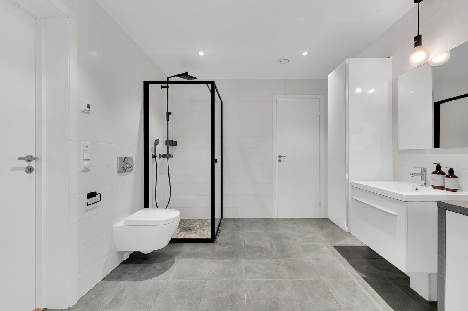 - Her får du et romslig bad med flislagte overflater, romslig innredning og dusjhjørne. Galleribilde