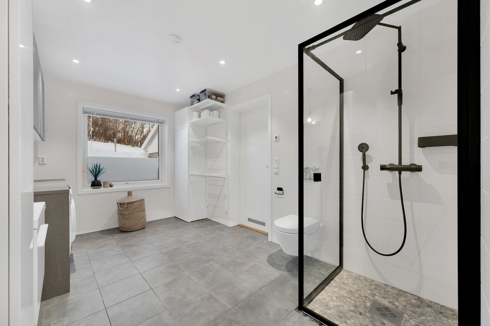 - Badet på hovedplanet er romslig og fungerer også som vaskerom. Galleribilde