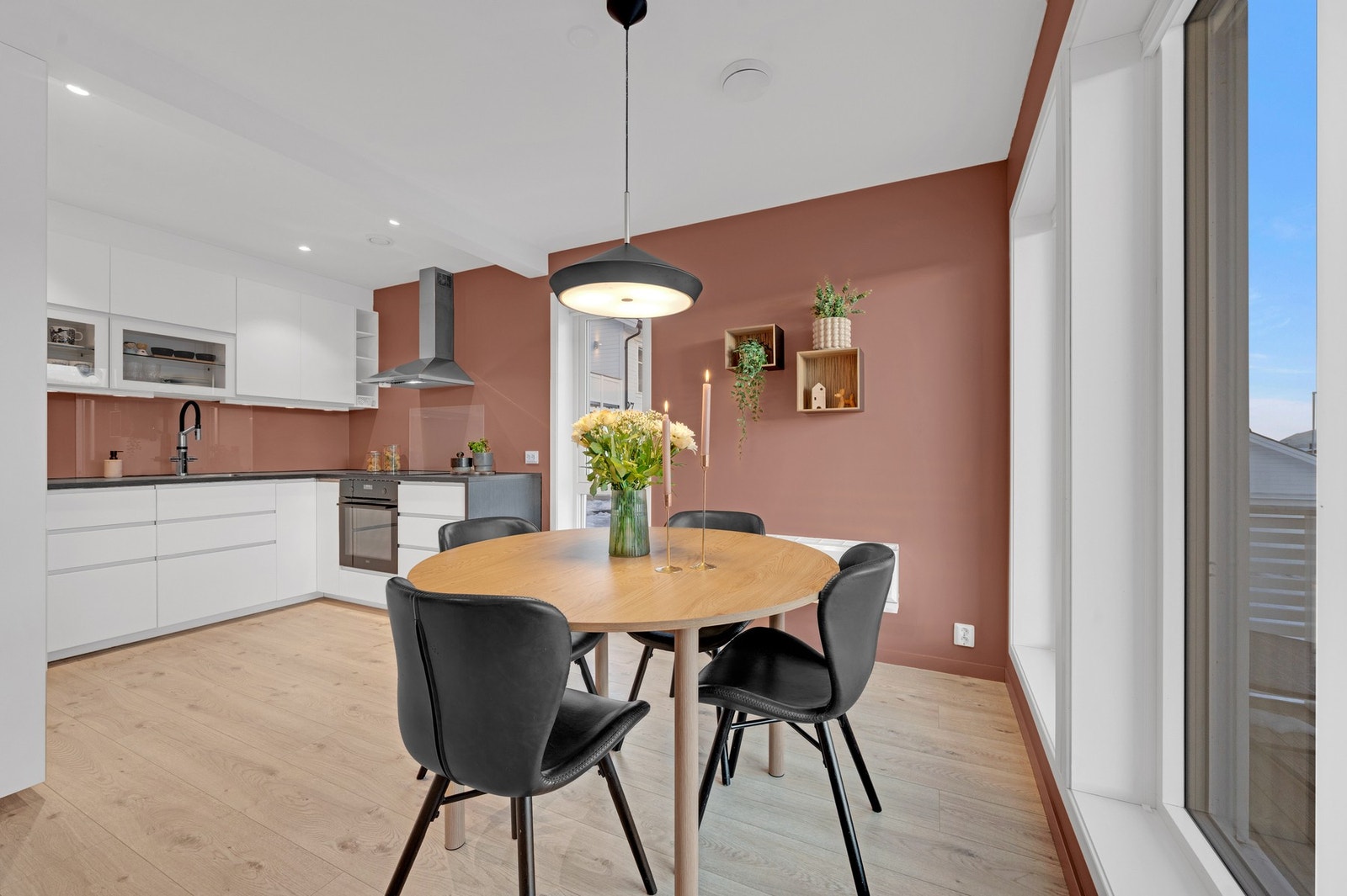 - Åpen løsning gjør at du har rikelig med plass for spisebord mellom kjøkken og stue. Galleribilde