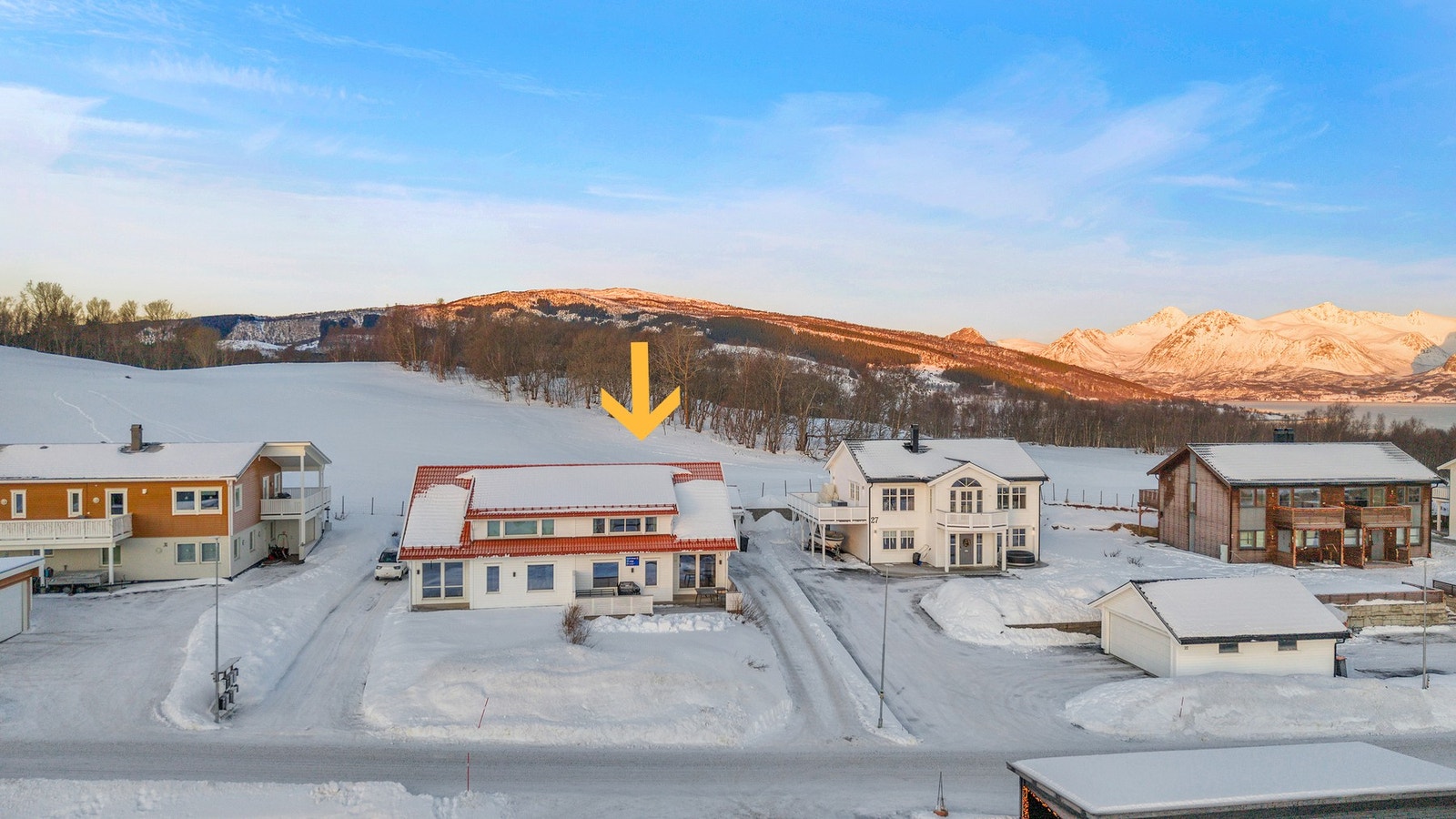 - EiendomsMegler 1 v/Sondre Jakobsen ønsker hjertelig velkommen til en moderne halvpart av en tomannsbolig fra 2014. Galleribilde