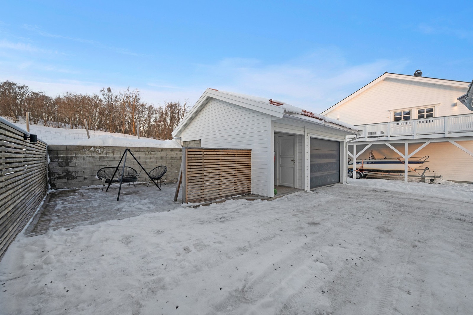 - Pent opparbeidet uteområde med platting hvor du nyter kveldssola. Galleribilde