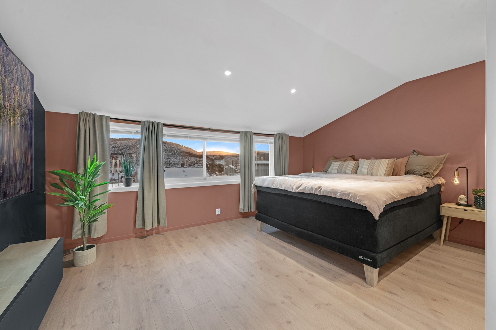 - Herlig "Master bedroom" med delikate fargevalg. Galleribilde