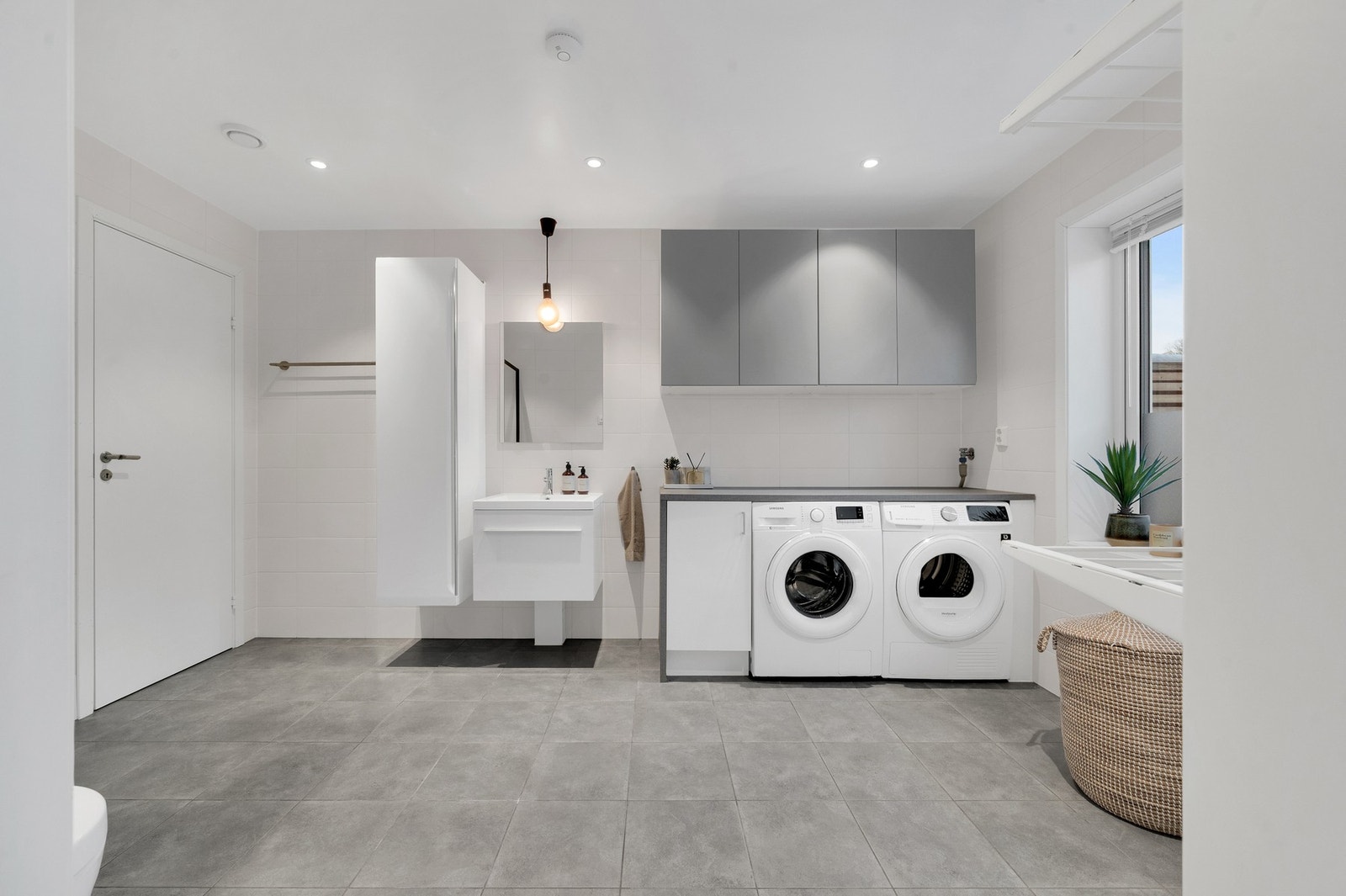 - Med innredning til vaskemaskin og tørketrommel blir hverdag og klesvask mye triveligere. Galleribilde