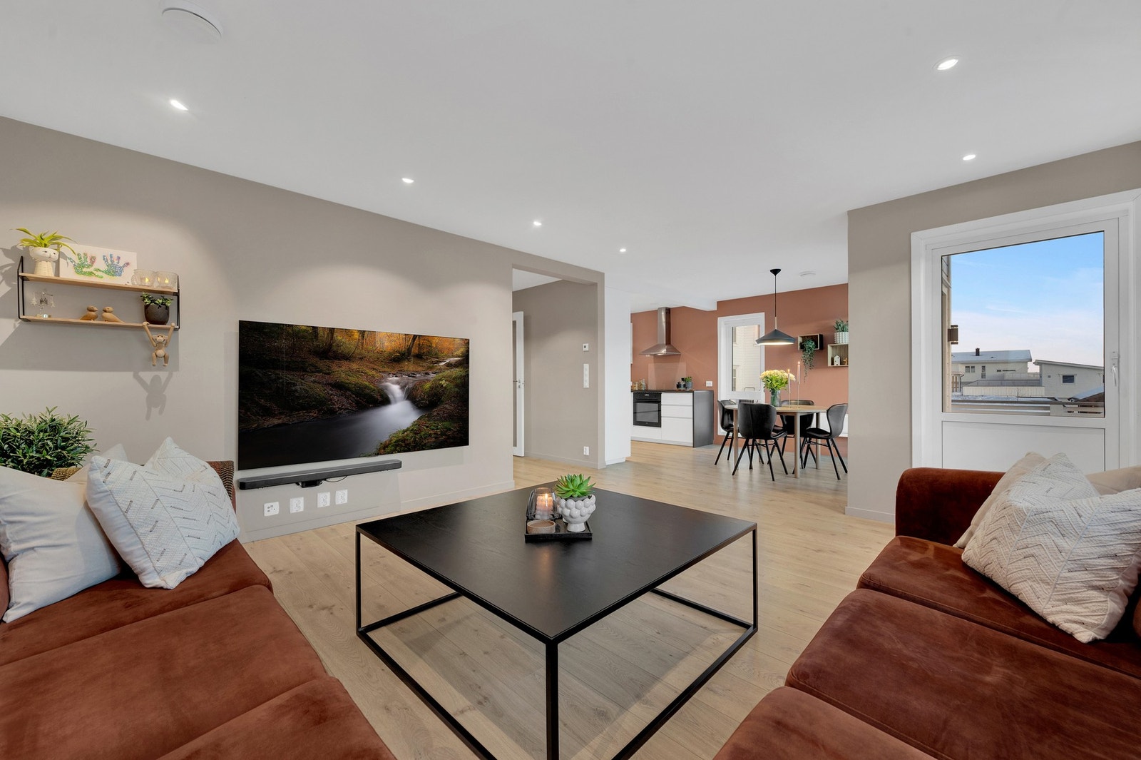 - Stuen oppleves som lys og trivelig med fin plass for sofagruppe og TV. Galleribilde